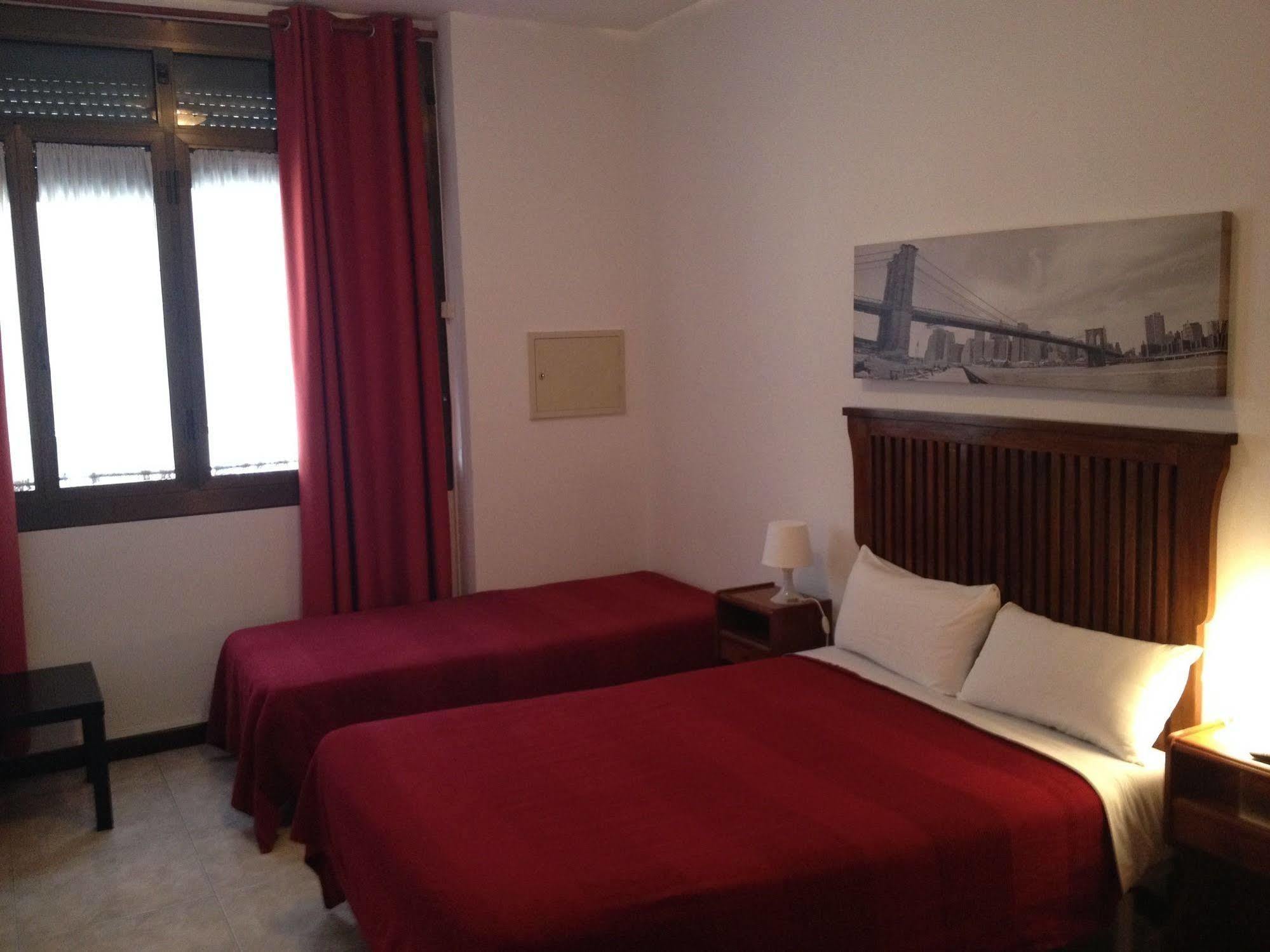 Hostal Absolut Centro - Barcelona — Photos 1