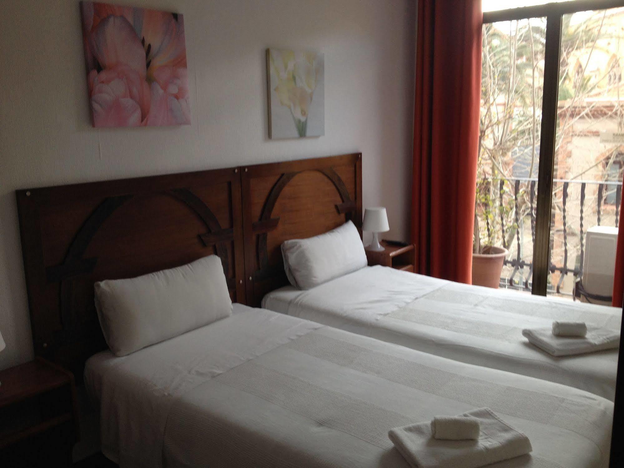 Hostal Absolut Centro - Barcelona — Photos 3